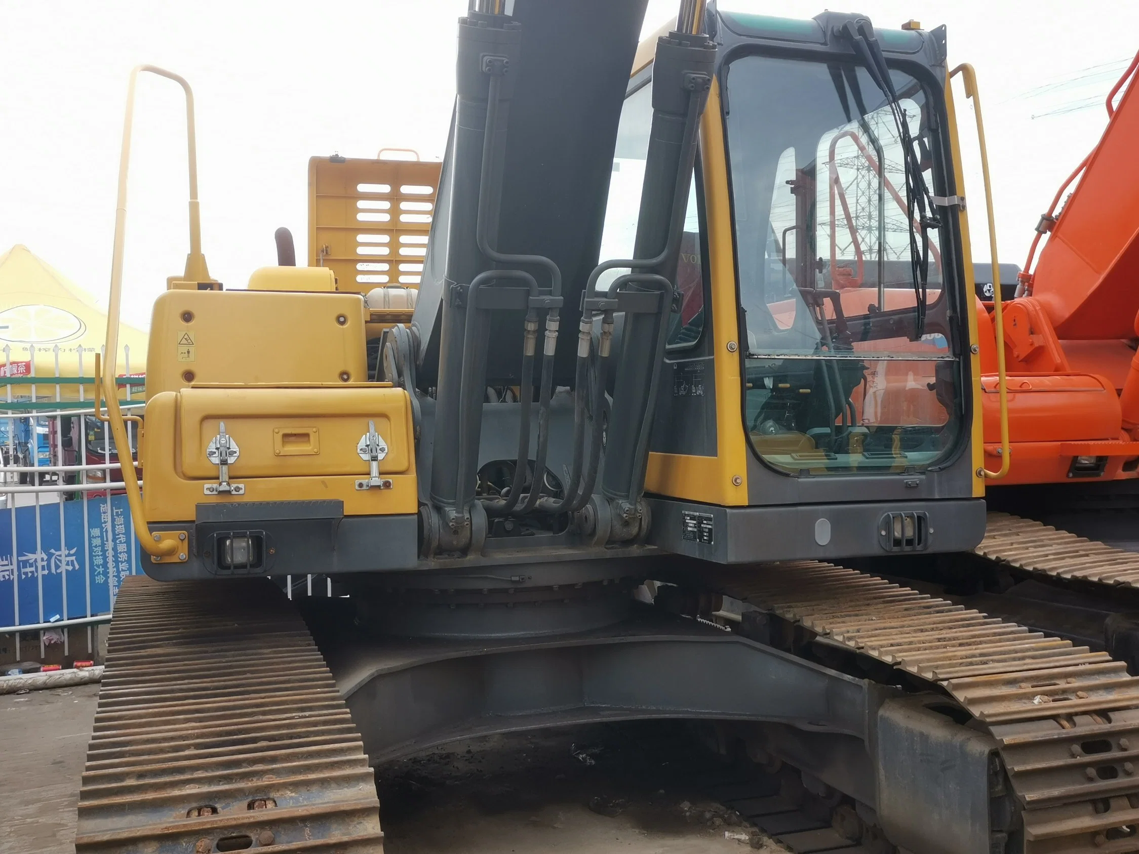 Used Volvo Ec220d Hydraulic Crawler Excavator in Good Condition