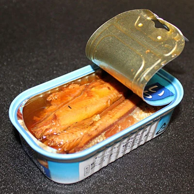 Konserven Meeresfrüchte Konserven Sardine Fisch Hot Verkauf Fabrik Direktpreis Sardinenfisch in Tomatensauce Red Tin mit Easy Open Deckel und normale offene Deckel