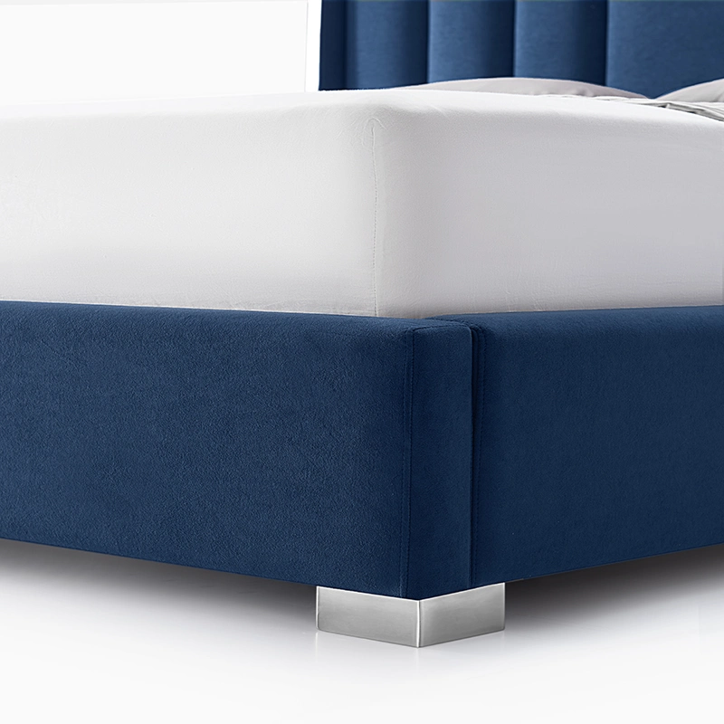 Maison moderne de luxe Hôtel plat de jambe en acier inoxydable lit rembourré chambre Mobilier Blue Fabric Cotton Linen Bed