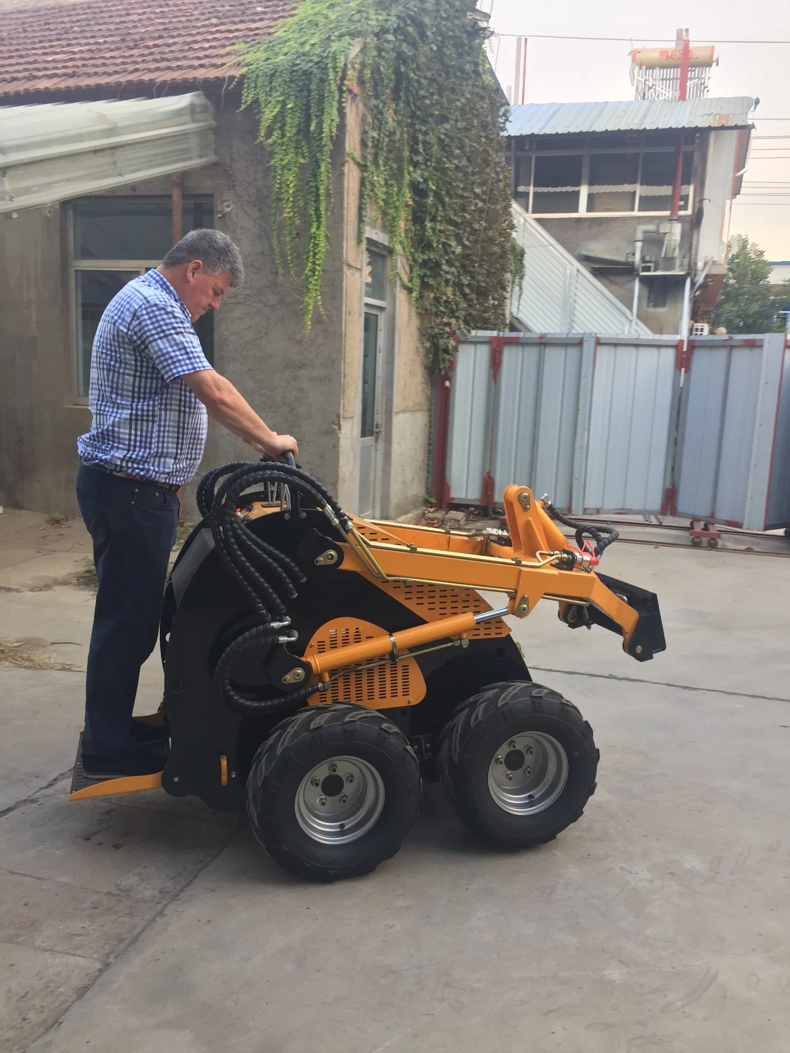 China Beste Günstige Benzin Mini Skid Steer Lader Rad mit Anhangspreis zum Verkauf