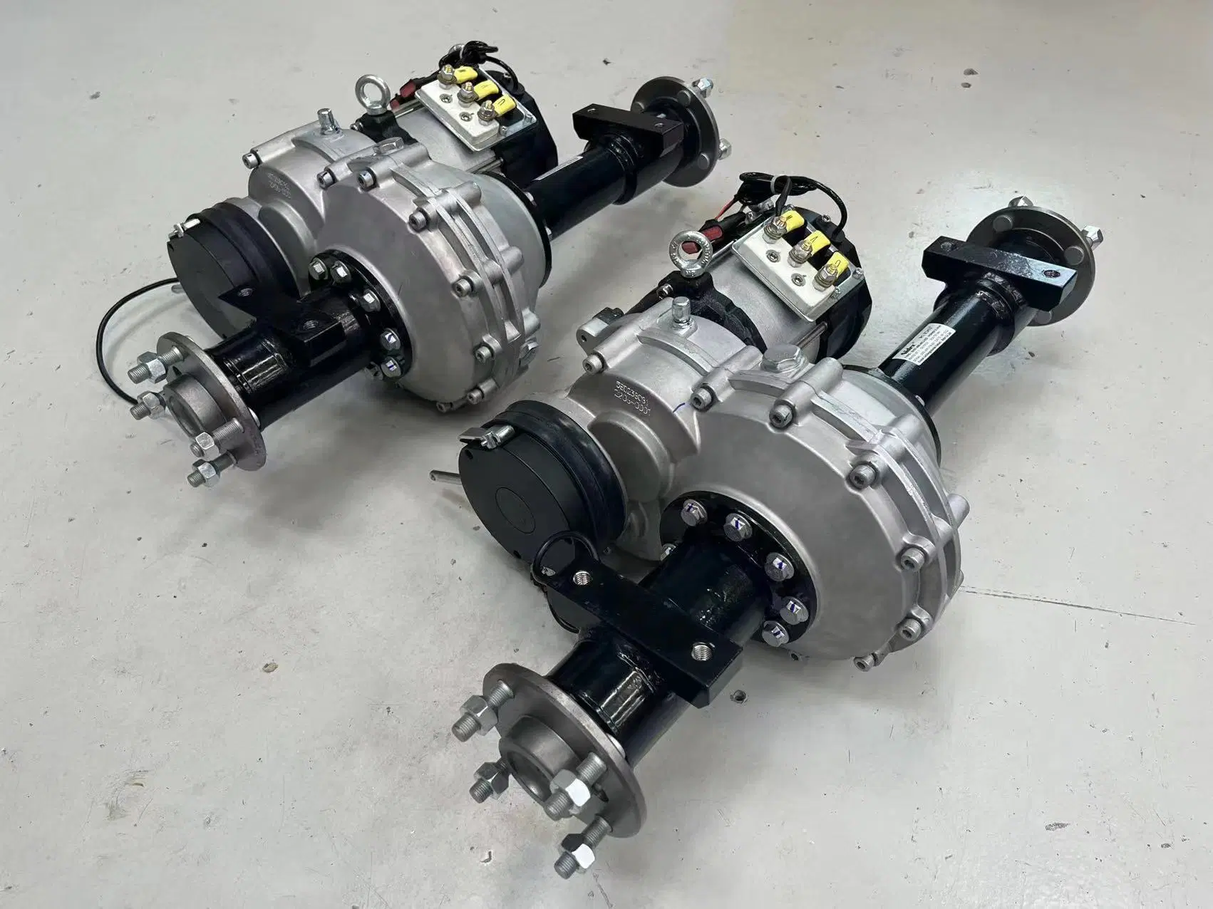 Electric Transaxle Rear Axle 48V 2200W 57: 1 on Mobile Transporter and Electric Cart