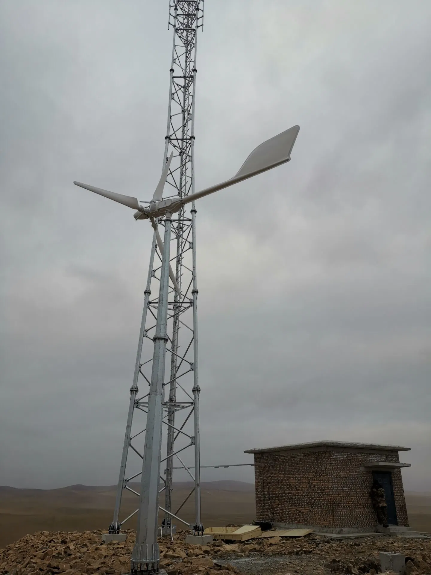 Anhua controla el tono de la turbina eólica La energía solar sistema híbrido para el suministro de energía de la estación de BTS.