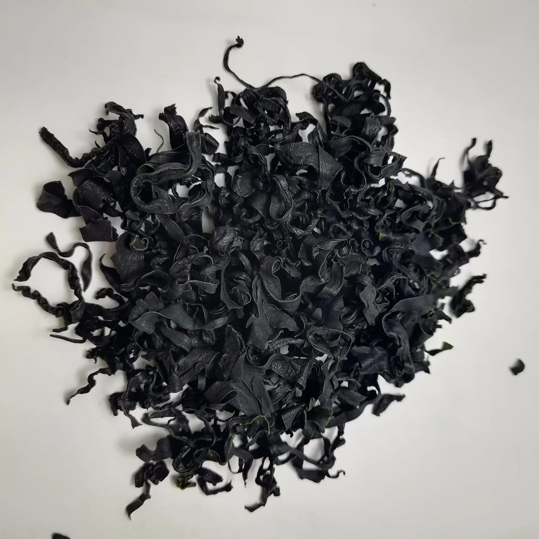 Comestibles secos de algas wakame salada cortar las hojas