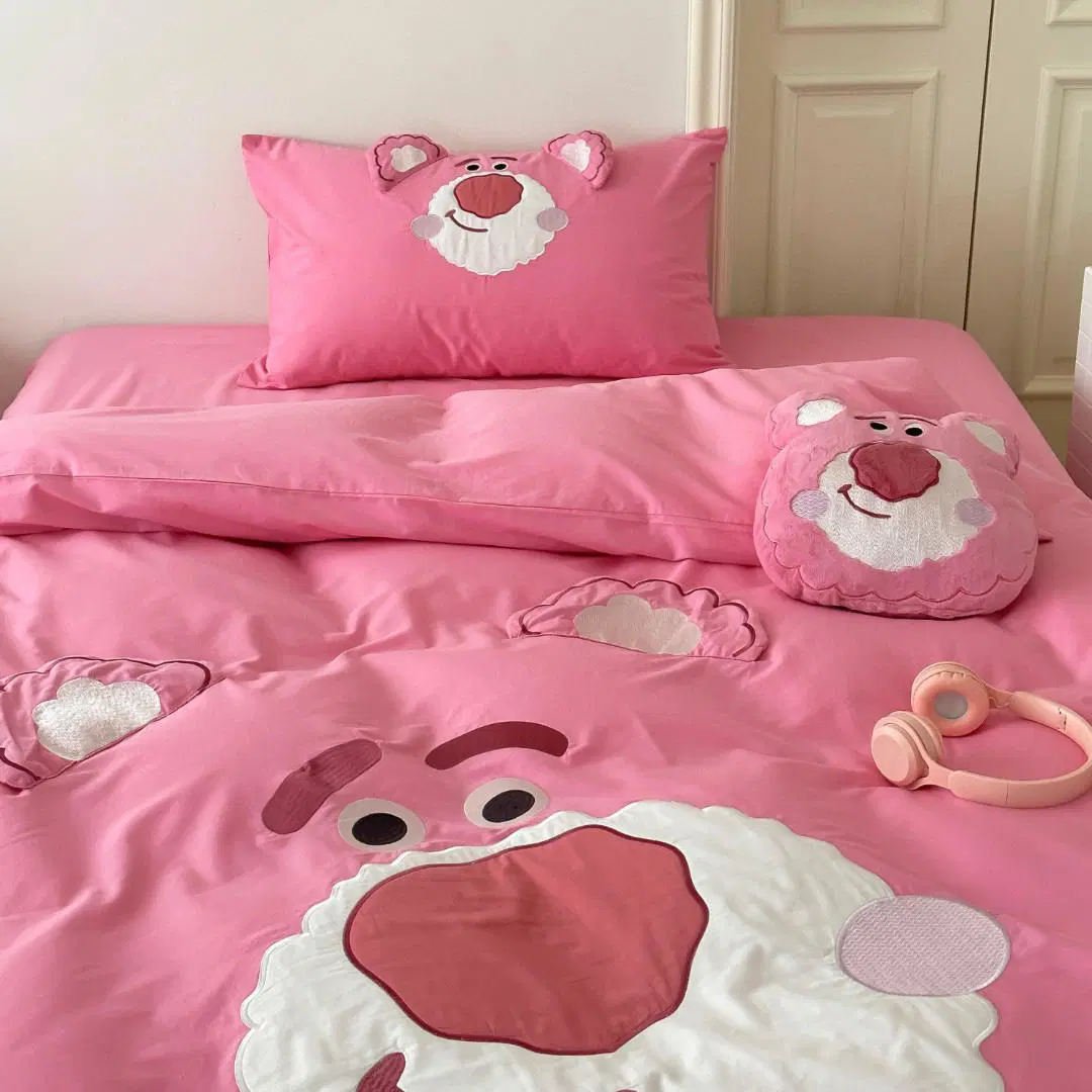 Cute Strawberry Bear Cartoon bordado Comforter Duvet Cover 100% lavado Coberturas rojas de algodón para niños ropa de cama de tamaño queen Proveedor