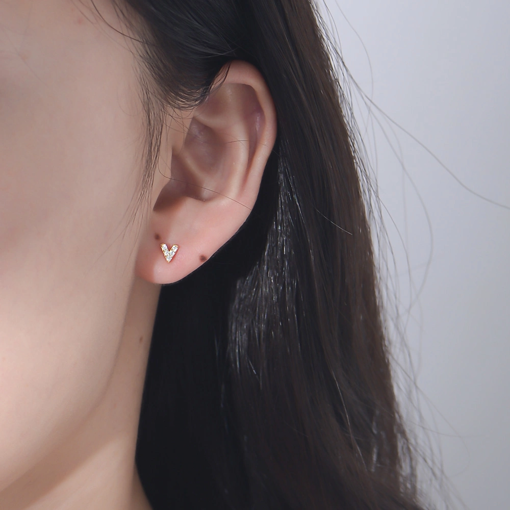 Minimalista 925 Joyería de Plata y chapado en oro CZ la letra V Bisutería Stud Earrings para mujeres