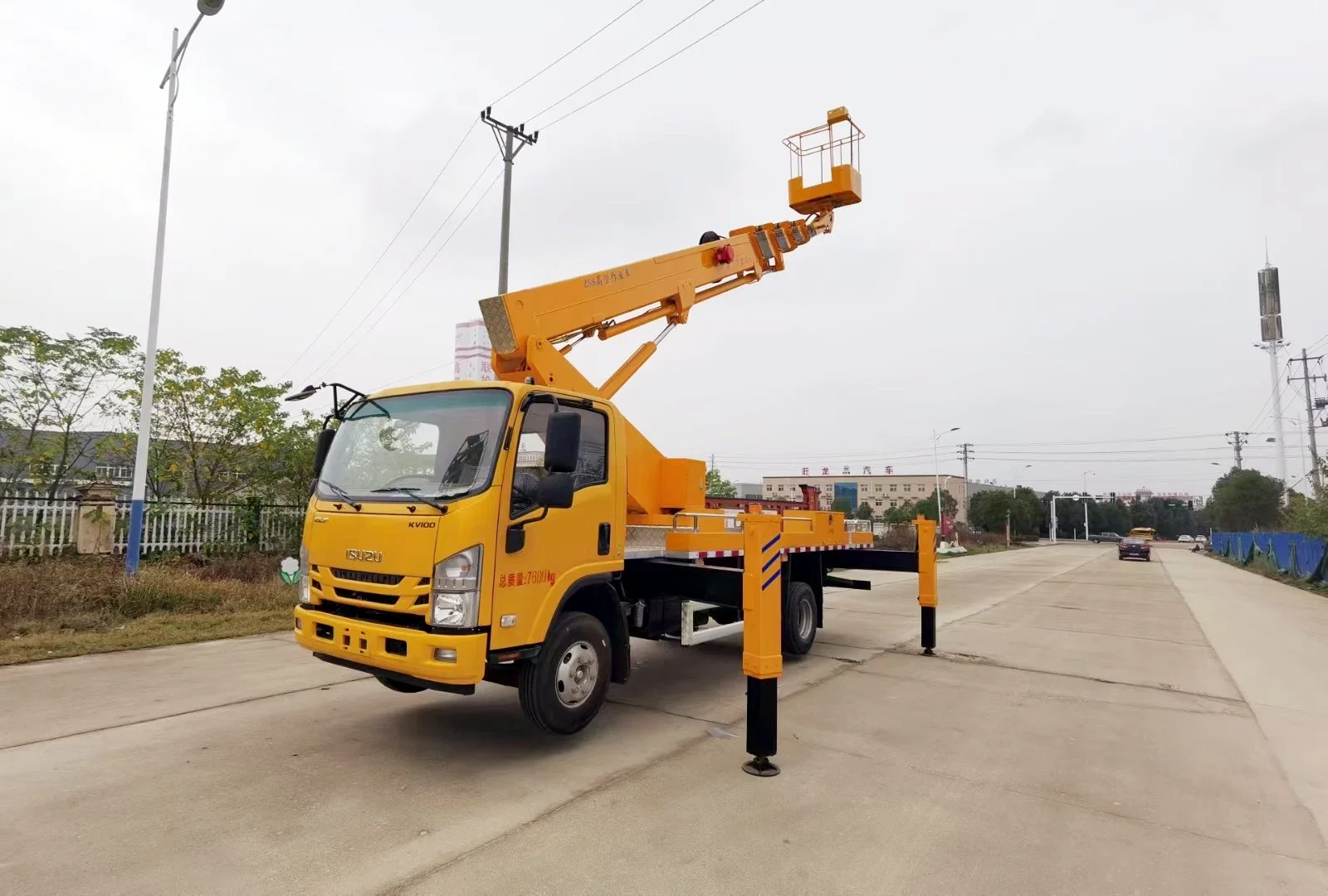 Isuzu 20m-24m Insulated Bucket Aerial Platform Sky Lift Truck with 1 Ton Hoisting Hook Insulated Arm Optional