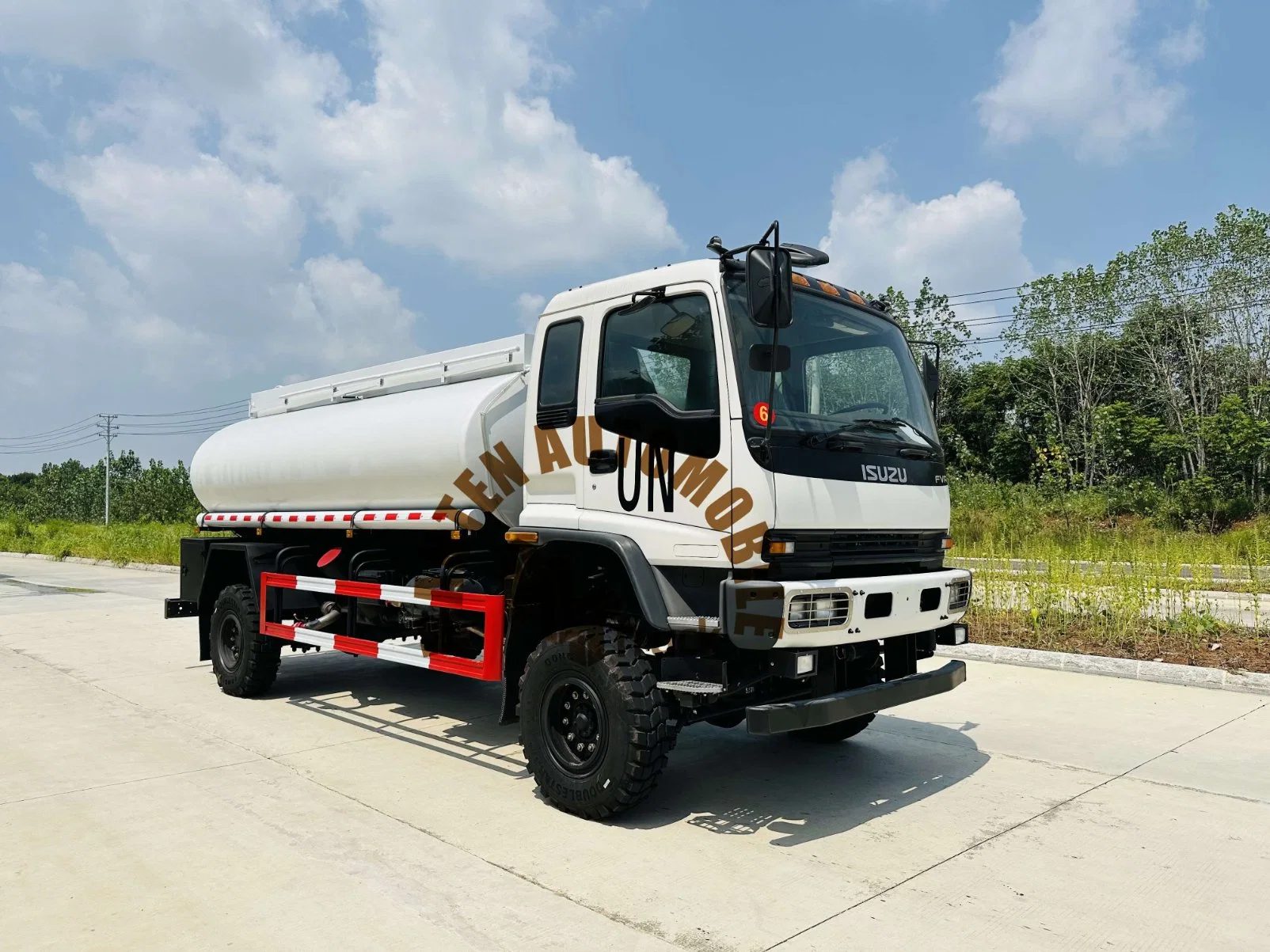 Isuzu 4X4 12m3 12000 litres 5000 gallons 205HP distributeur de carburant Camion-citerne pour camion-citerne à mazout