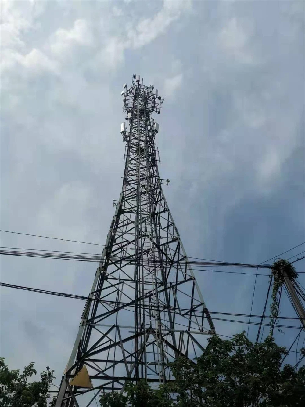 Torre de aço com retículo de aço com suporte automático e ângulo de telecomunicações de 90 m.