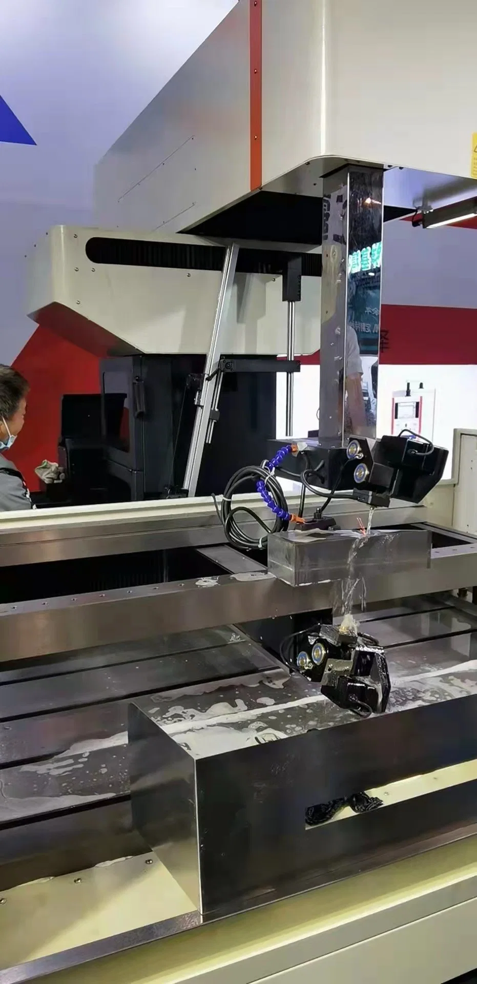 أدوات ماكينة قطع الأسلاك CNC متوسطة السرعة بدقة 0.003مم تخفيضات ساخنة قطع أسلاك EDM Bq500