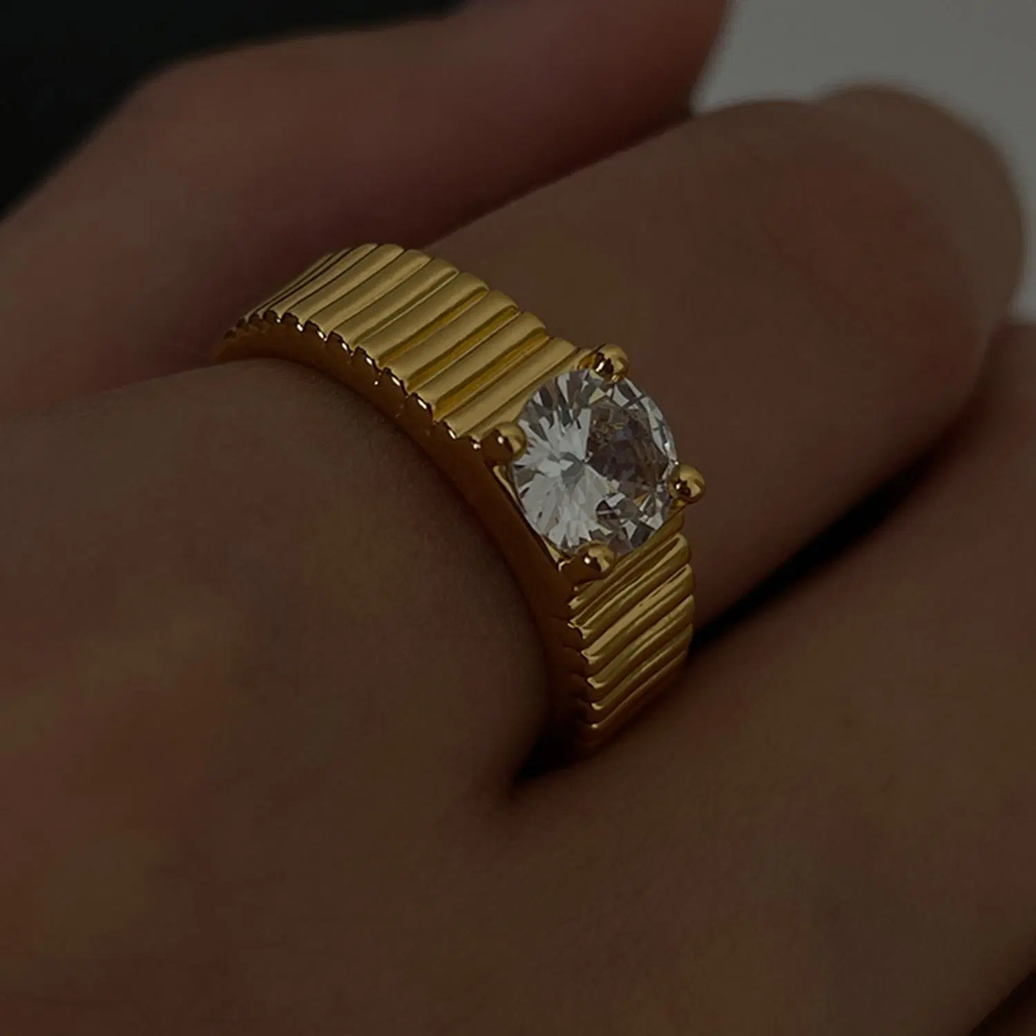 Exquisita Joyería de rayas chapada en oro de 18K Acero inoxidable cúbico transparente Anillos de circonio