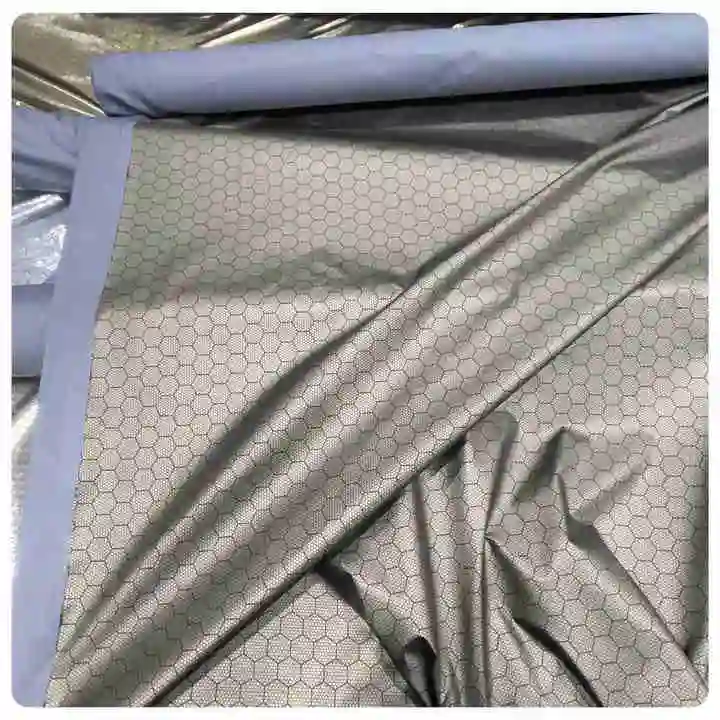 Hot vendre PU CONDUIRE L'électricité de stockage de chaleur Plaid Honeycomb imprimé 400t 100% polyester Le graphène bronzage pour tissu de doublure