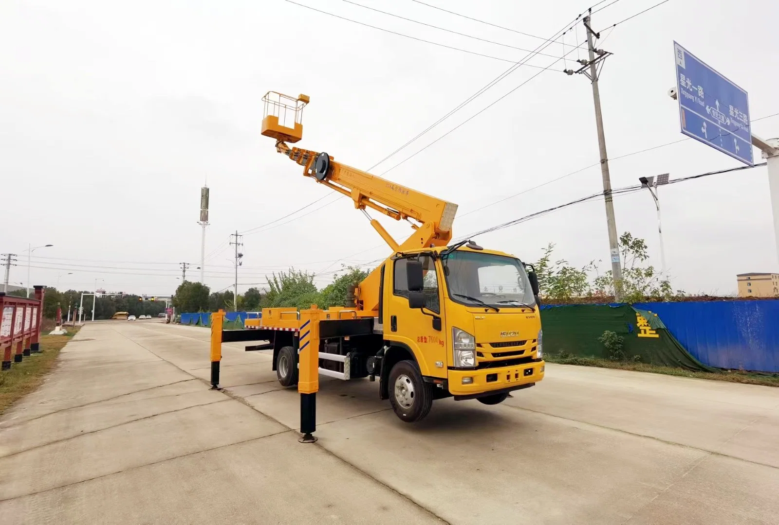 Isuzu 20m-24m Insulated Bucket Aerial Platform Sky Lift Truck with 1 Ton Hoisting Hook Insulated Arm Optional