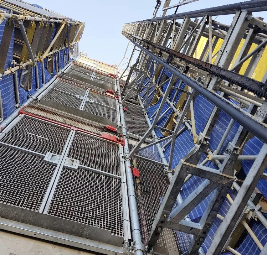 La puerta de aterrizaje para la construcción ascensor instalado en la construcción de planta