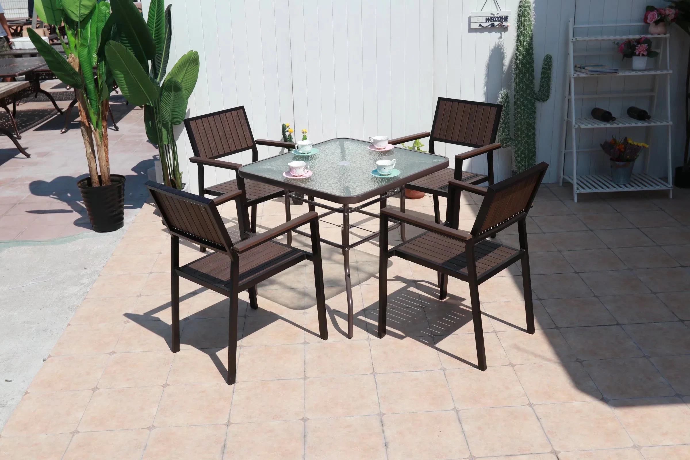 Tables et chaises en bois plastique anticorrosion pour jardin, balcon et cour extérieure, combinaison idéale pour les cafés en plein air.