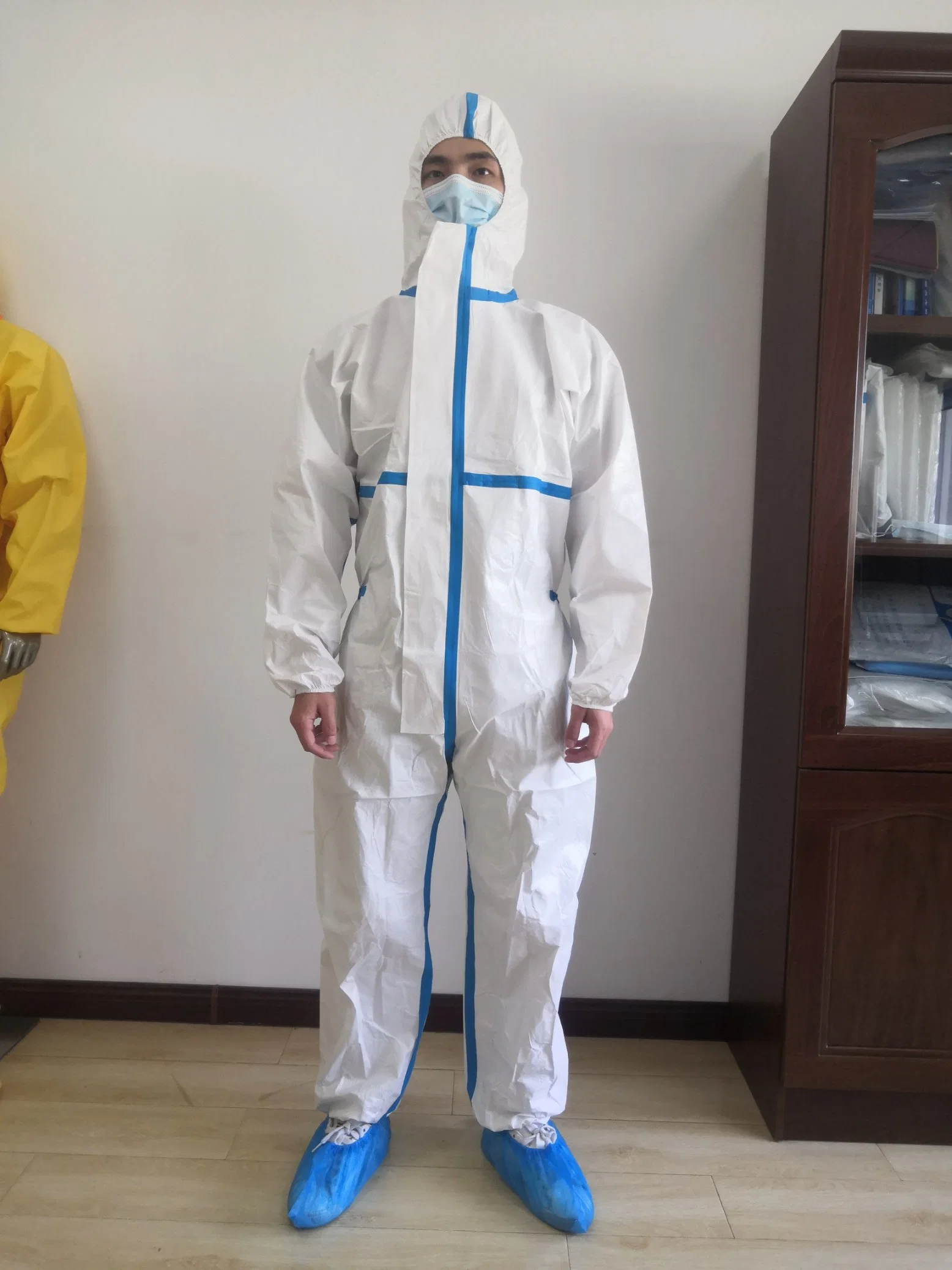 Factory Hot Selling Disposable Protective Clothes Isolation Suits Medical Whitelist Personal Protection Medical Supply Free Sample Available