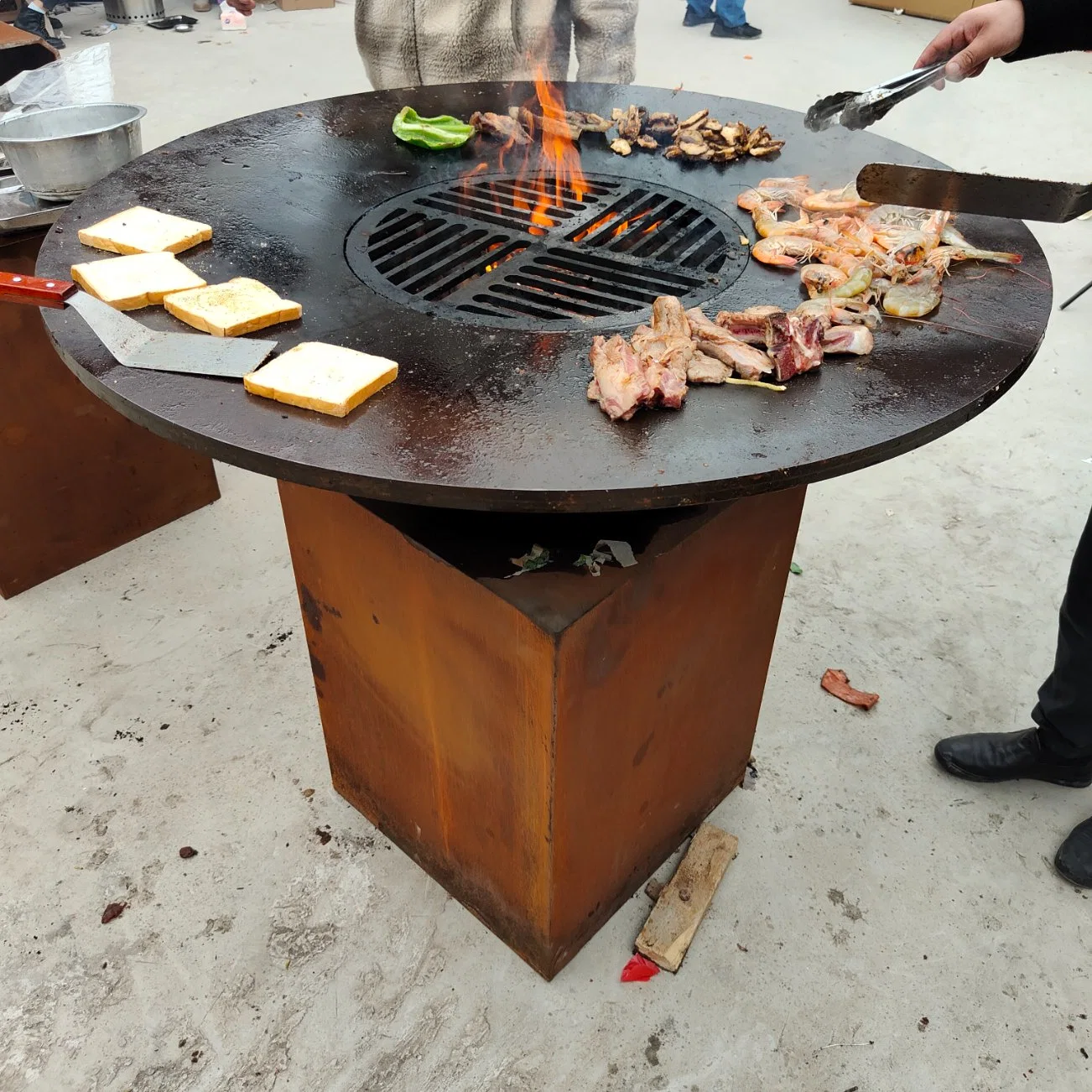 Nuevo estilo fumador barbacoa de carbón el carbón de leña barbacoa patio al aire libre