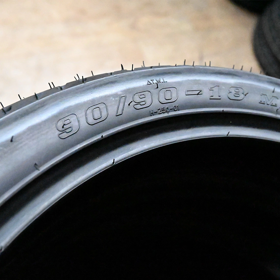 Vstway Wholesale/Supplier China Best Quality Tubeless Motorcycle Tyre 90/90-18 100/90-18