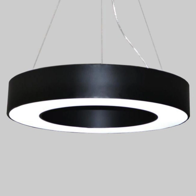 Lampe suspendue moderne en cercle rond à LED pour salle de sport.