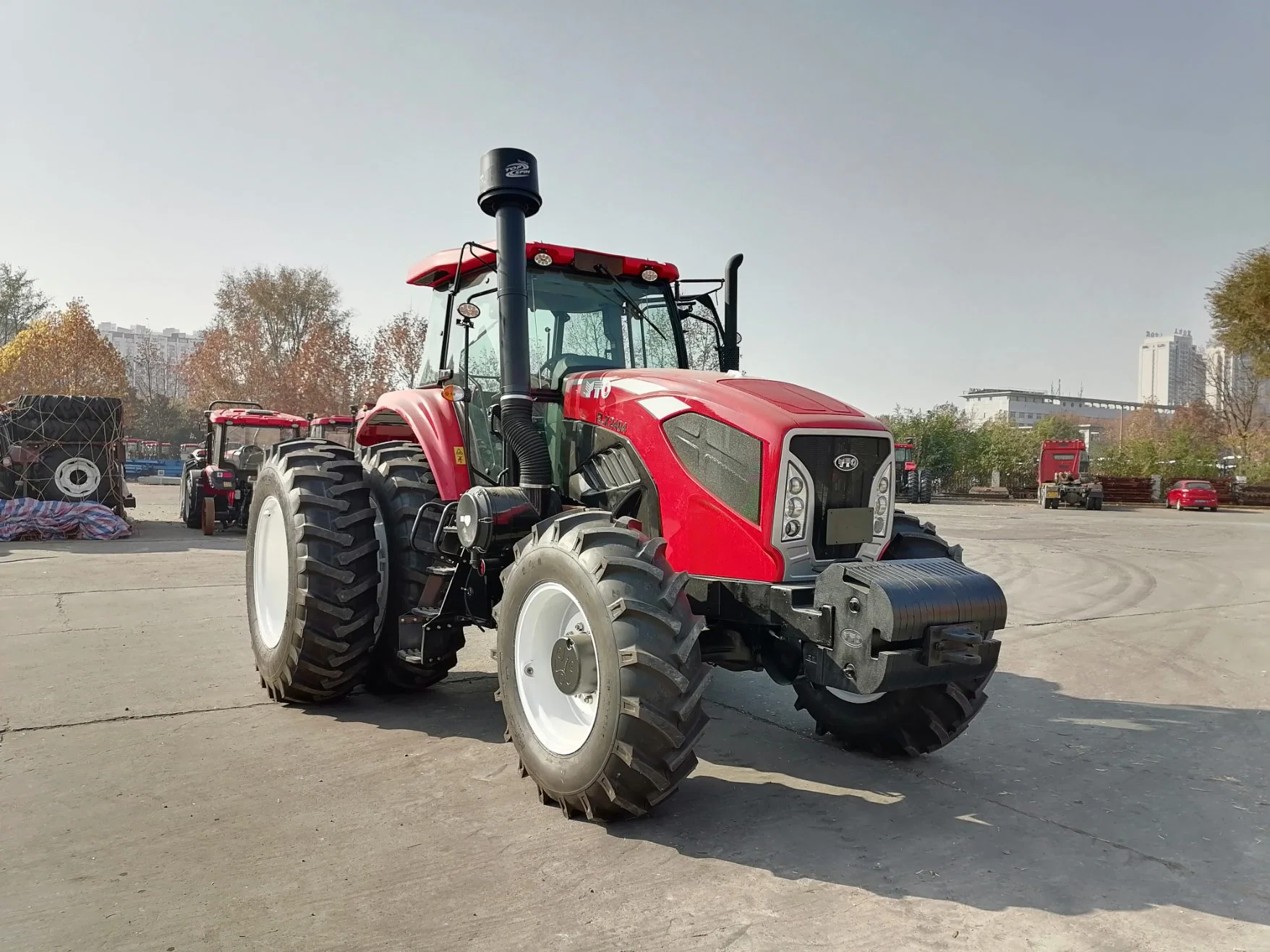 Agricultural Machinery: Yto 220HP/240HP Farm/Agricultural/Wheel Tractor with Cabin or Canopy (2204/2404)