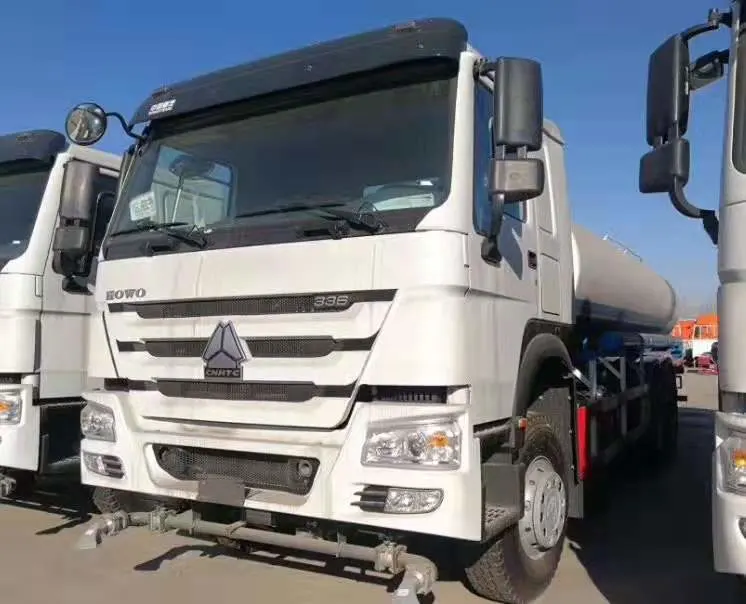 Sinotruk HOWO 6X4 El depósito de combustible camión con tanque de 25kl