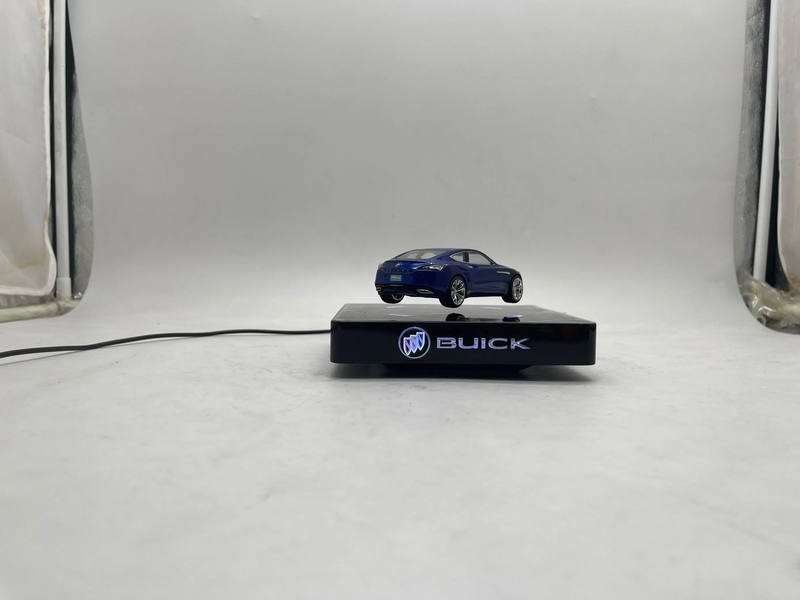 4 LED Light Spinning Magnetic Levitation Desk Car Toys Gift Display Stand for Advertisement