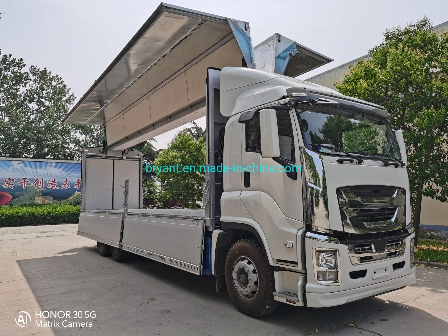 China ISUZU Giga Vc61 6*4 10 Wheeler Wing Van Cargo Van