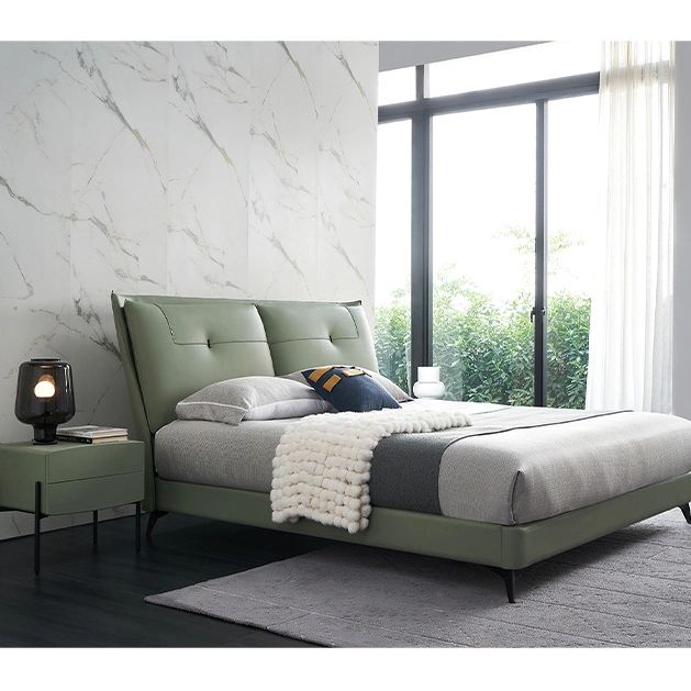 Cadre de lit double moderne avec matelas, lit d'hôtel, ensemble de chambre en cuir vert.