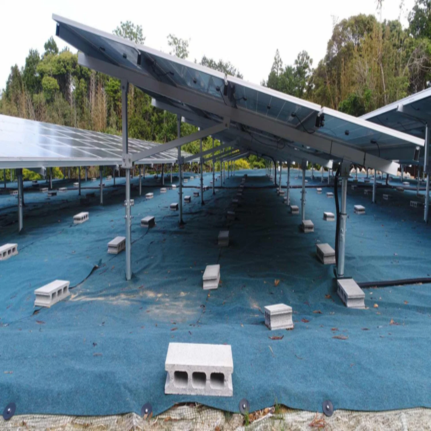 Panneaux solaires au sol en aluminium photovoltaïque avec support galvanisé à chaud.