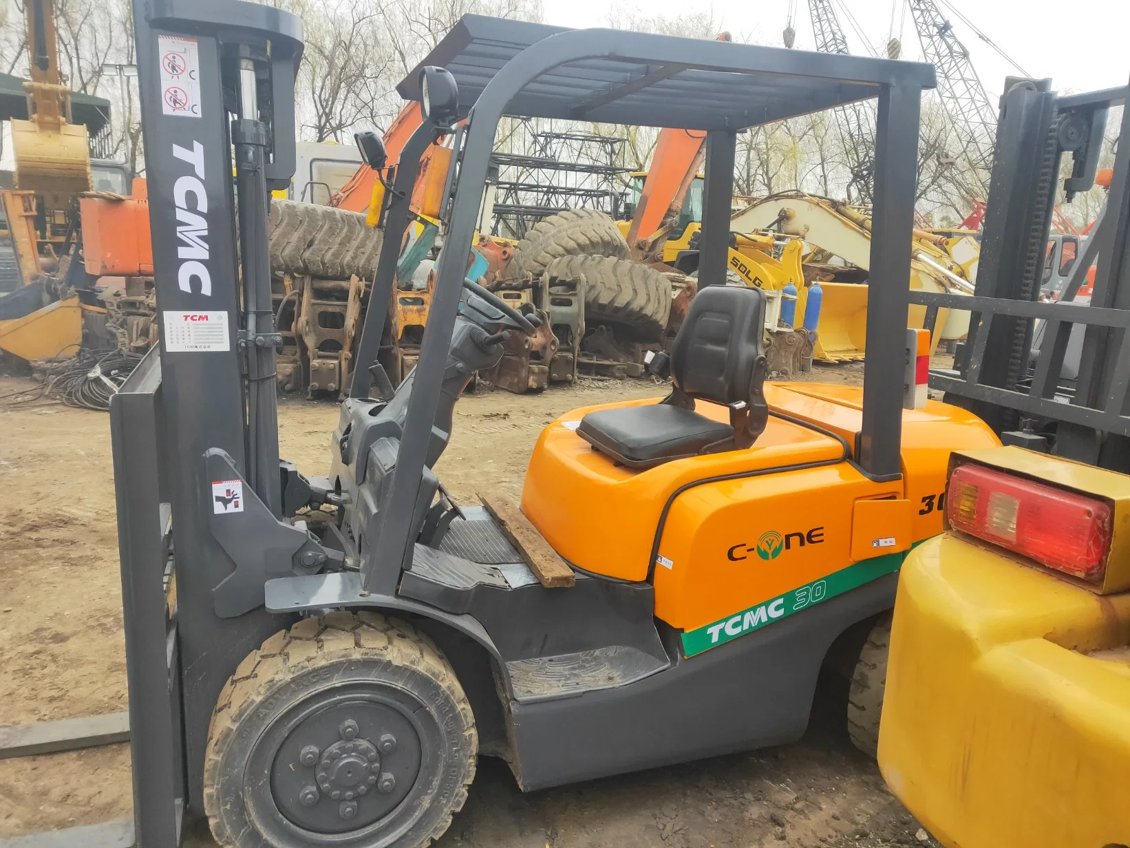 Sidhand 3T Forklift TCM Fd30 استخدم العلامة التجارية اليابانية الأصلية مصغرة المعدات