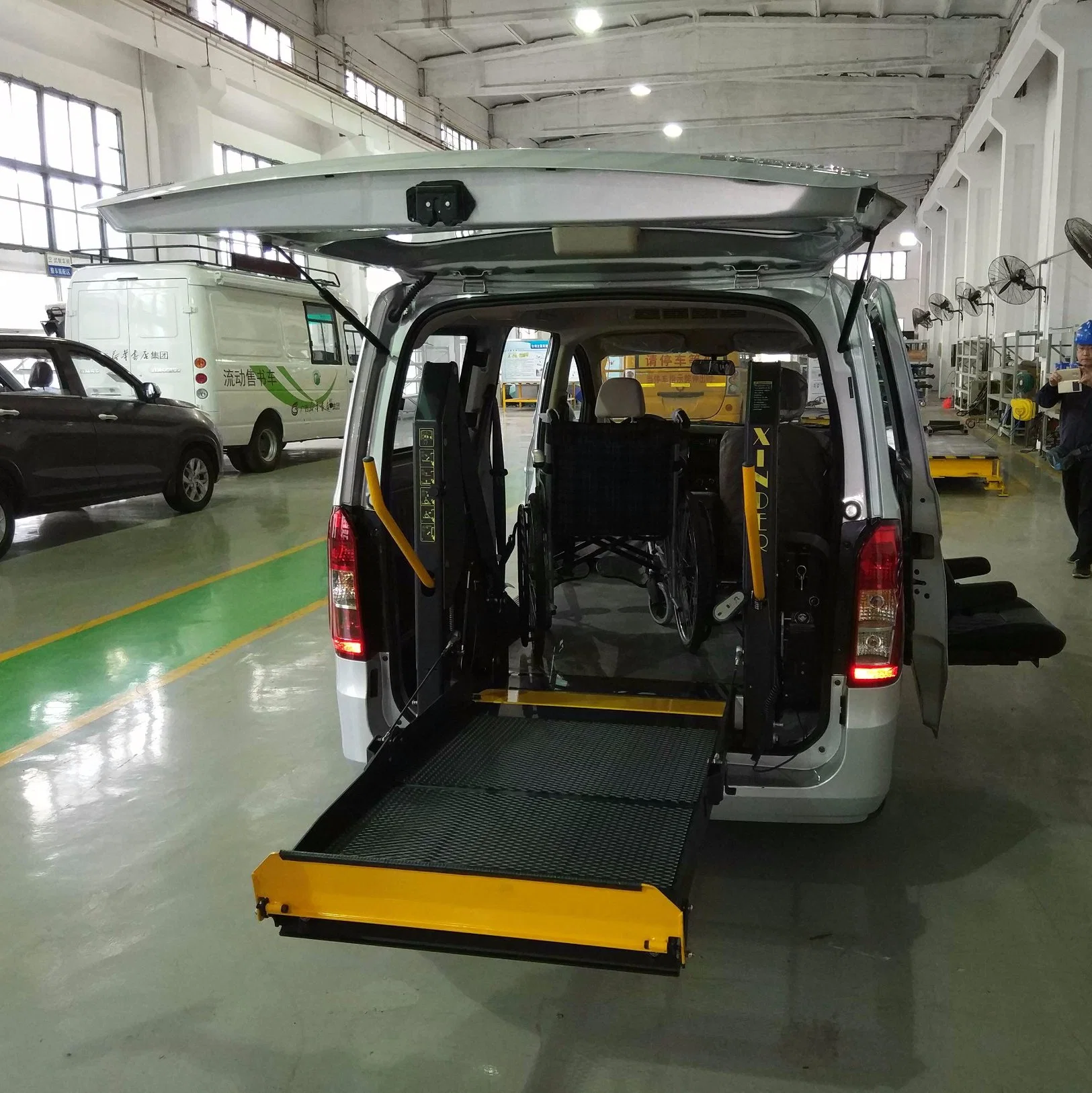 Good Quality Dual Arm Wheelchair Elevator Lift for Car