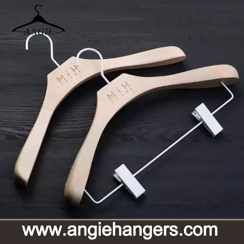 Luxury Germent Display Creamy White Wooden Top Clothes Hangers with Metal White Hook and Clips for Coat/Suit/Jacket/Trousers