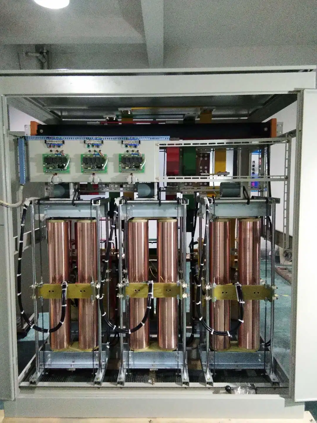 La compensación automática de AC/regulador de tensión trifásica SBW estabilizador-F-250kVA.