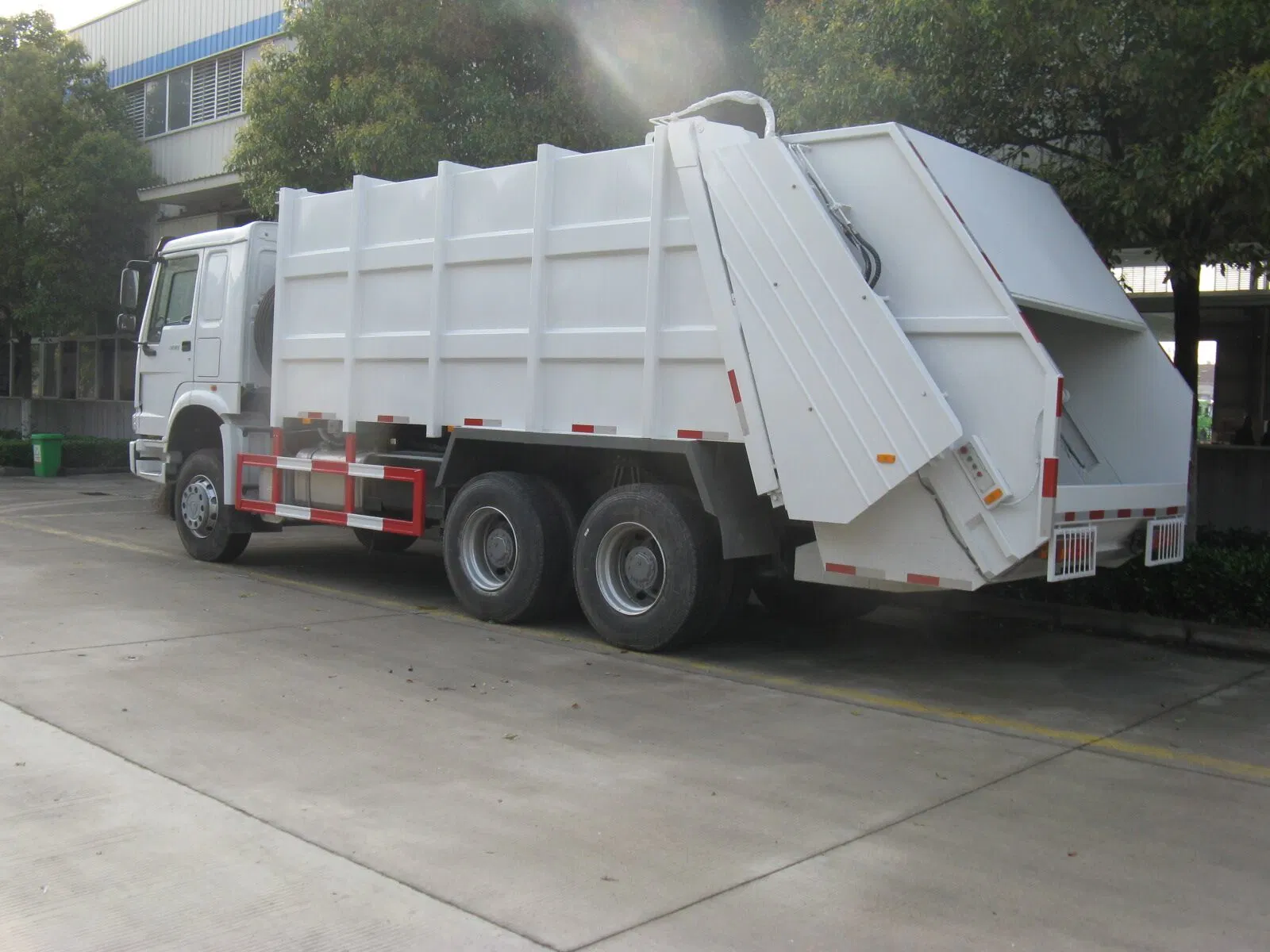 10 15 m3/Cbm le crochet de levage du bras de pivotement de l'élévateur du chargeur Camion Poubelle