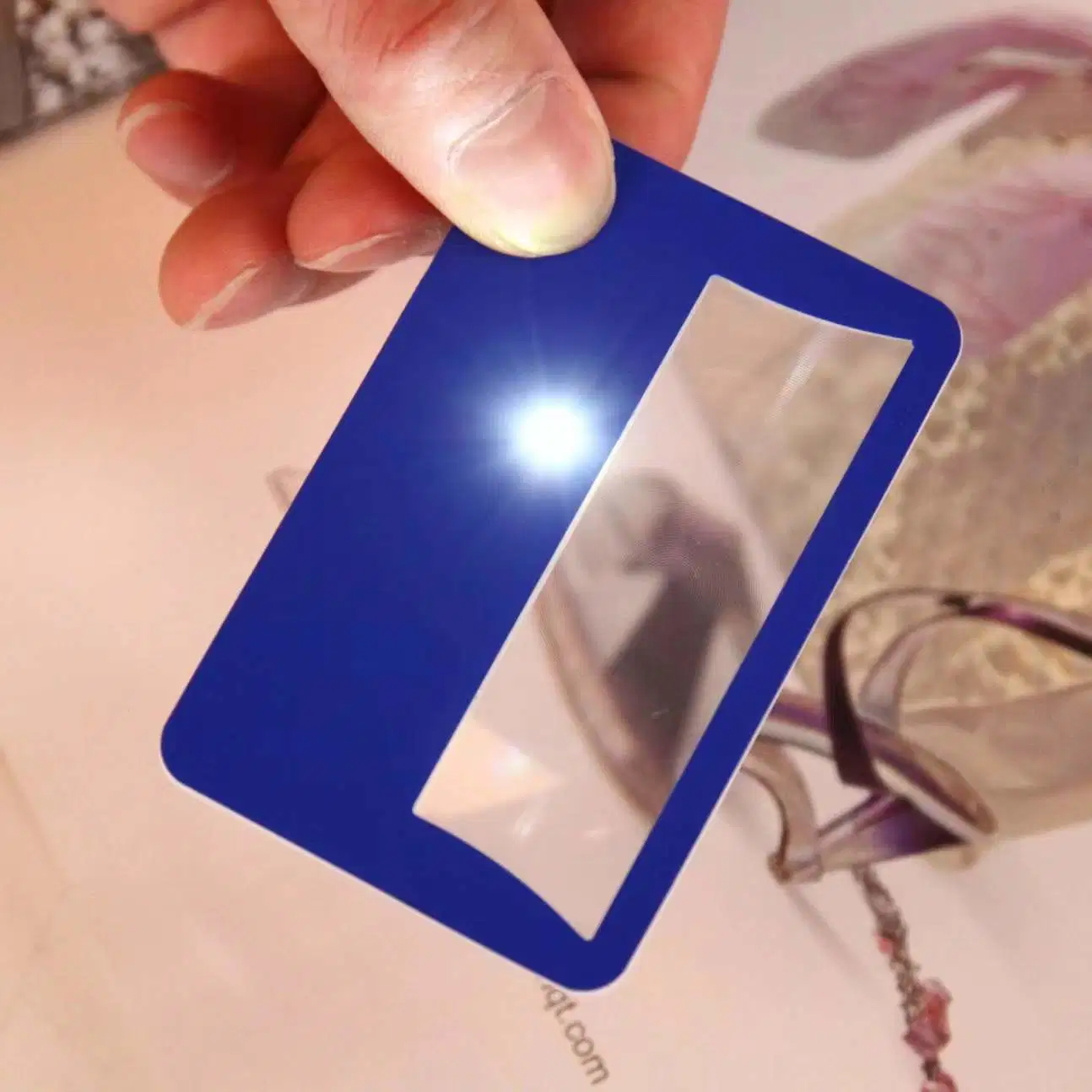 Lupa de Fresnel de tipo de cartão conveniente com LED claro em PVC ultrafino Lupa com luz