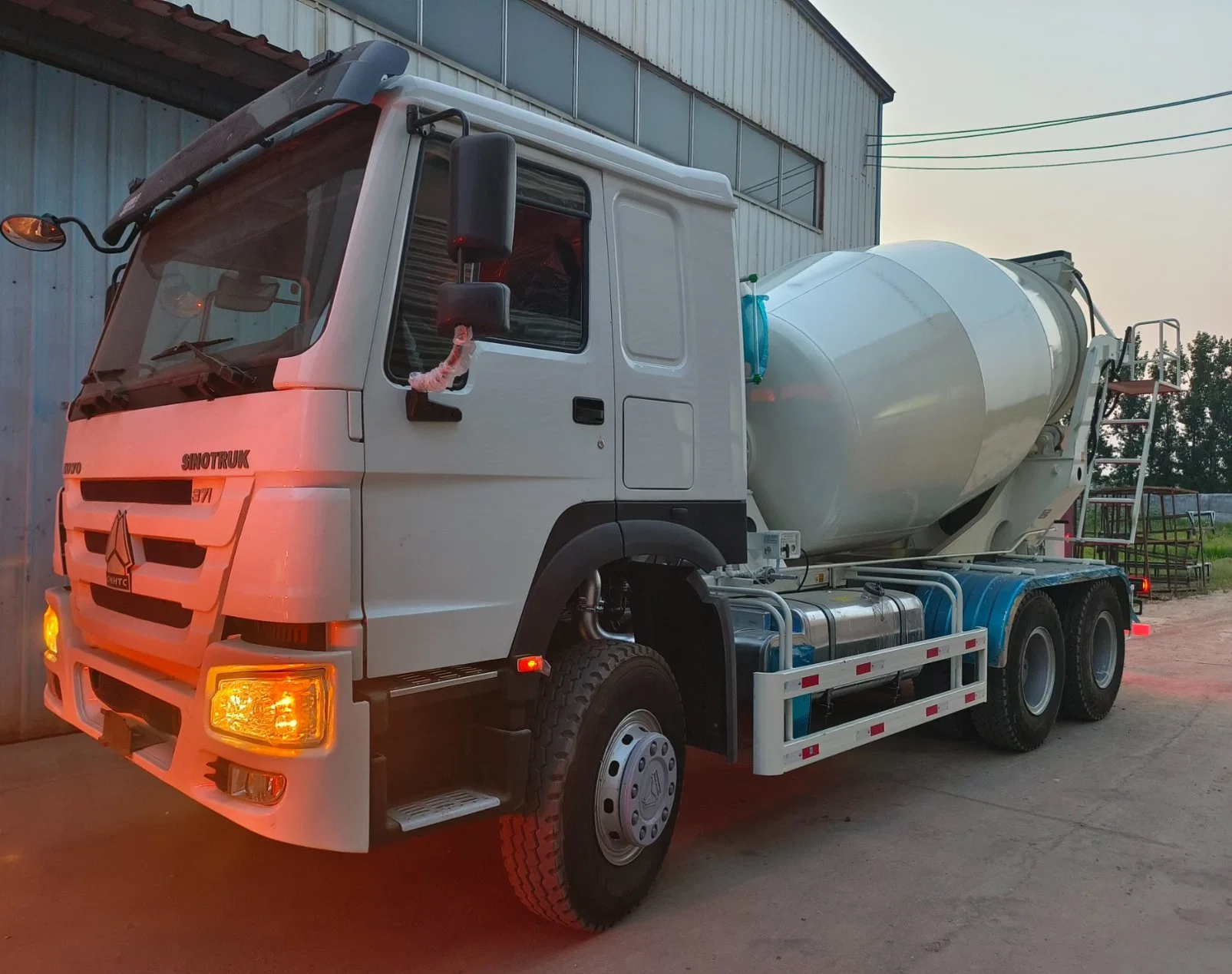 10cbm 10m3 HOWO Sinotruck Euro2 10cbm 10m3 Light Hand Driving Rhd 371HP 6*4 Cement Concrete Drum Mixer Truck for Sale