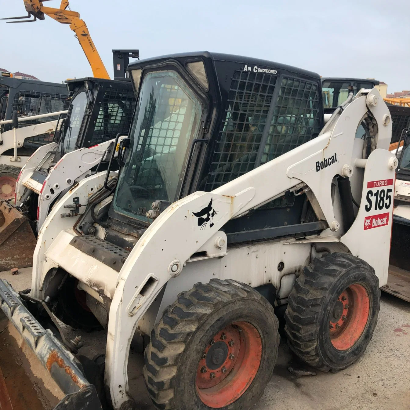 Venta de máquina de construcción usada en buen estado Bobcat S185 a precio económico. Excavadora con alta eficiencia de operación Bobcat S185.