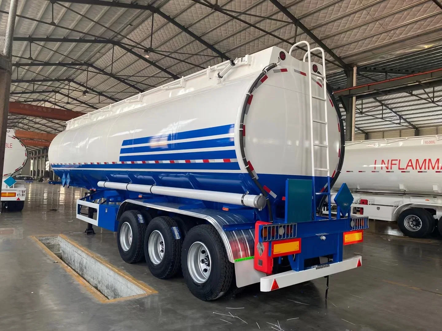 3 Achse 42000L 45000 Liter Aluminium Tankwagen Semi Trailer 5 Kompartiment in Kenia Simbabwe