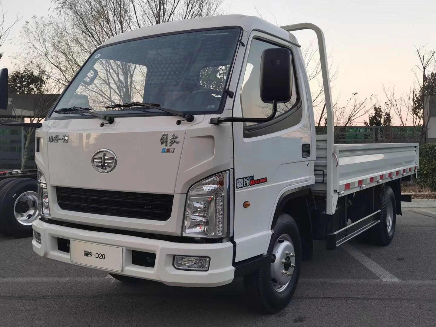 Camion léger FAW 4X2 à bas prix, camion de cargaison de 2 tonnes.