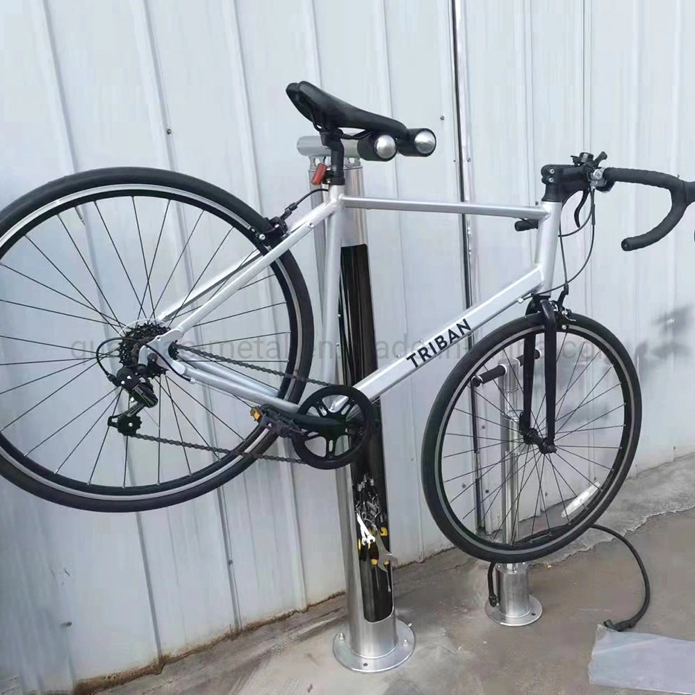 Station de réparation de vélos entièrement équipée en plein air avec outils et pompe.