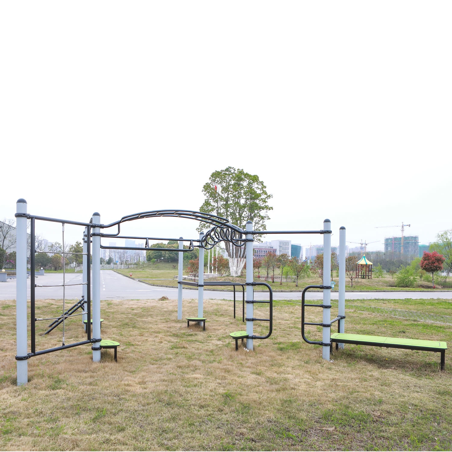 La formación del cuerpo Fitness al aire libre fuerza equipos de gimnasio