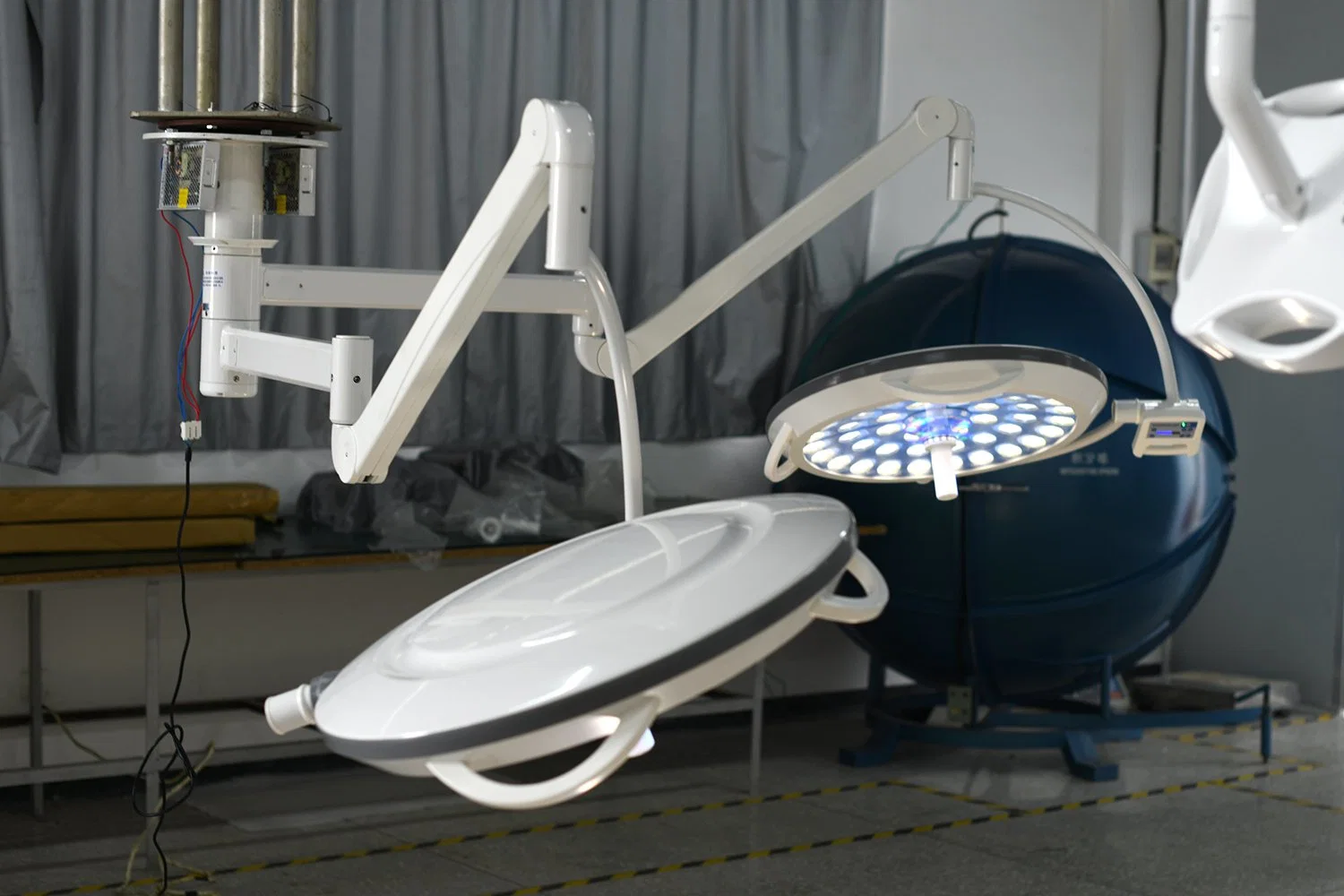 Hospital Equipment Surgical Light with Enhanced Brightness and Clarity