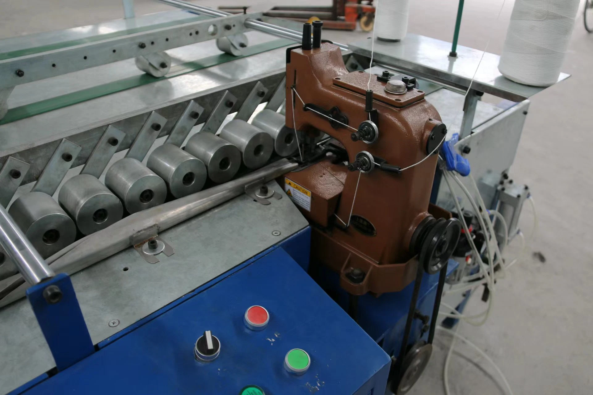 Manufacturers Directly Supply The New All-Electric Bottom Sewing Machine Plastic Woven Bag Mesh Bag Processing Machine