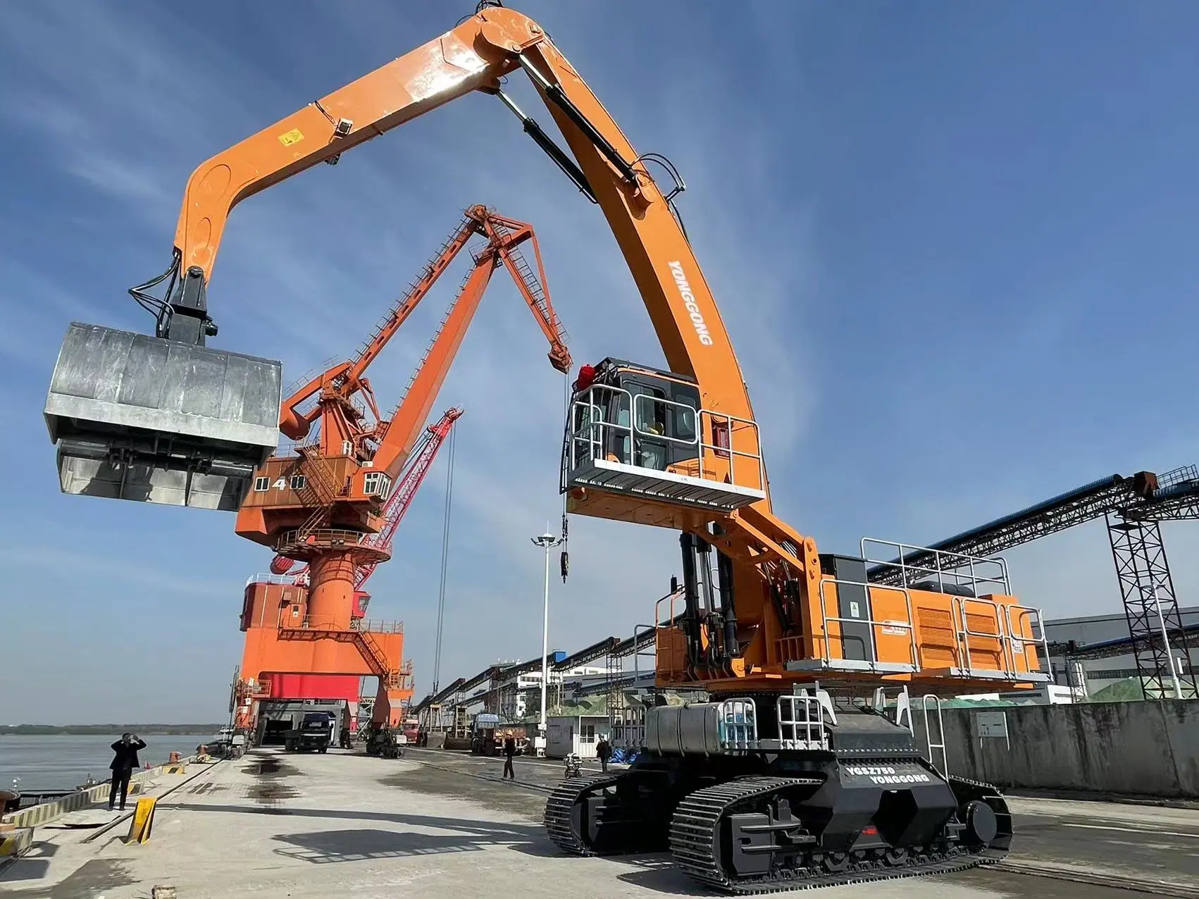 Wharf Equipment, Rotating Grab, Crawler-Type Dual-Power Material Handler Ygsz750