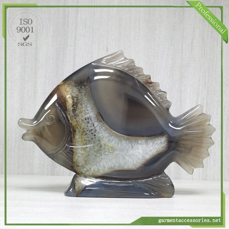 Forme de poisson sculptée sur pierre d'agate