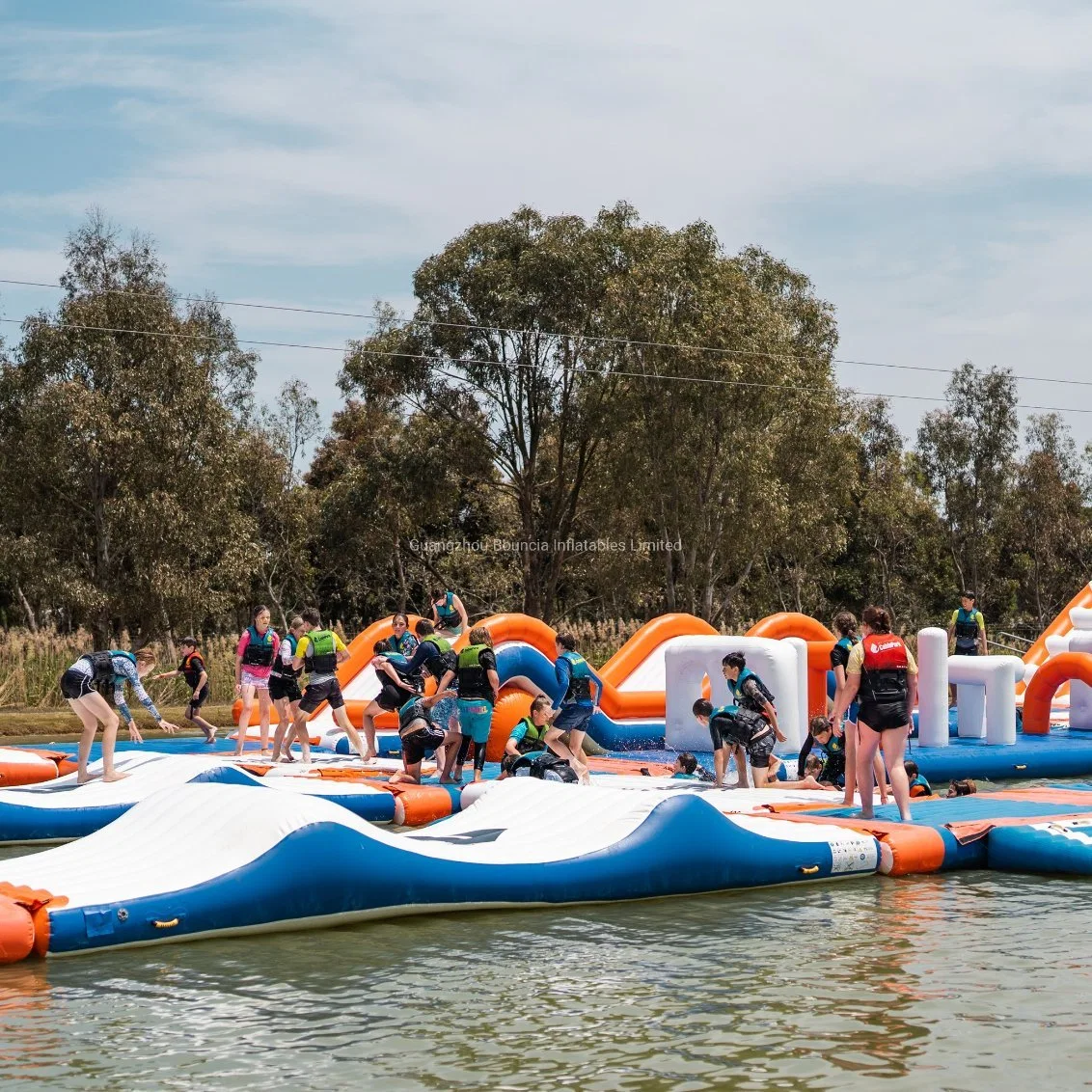 107.5m de longueur de l'eau gonflables géants Park 250 Capacité d'Amusement Aqua Park