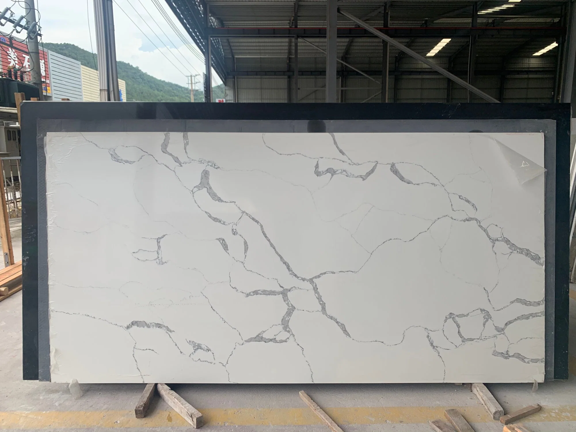 Yunfu Wayon Factory Direct Calacatta Borhini Quartz Stone Kitchen Counter Top