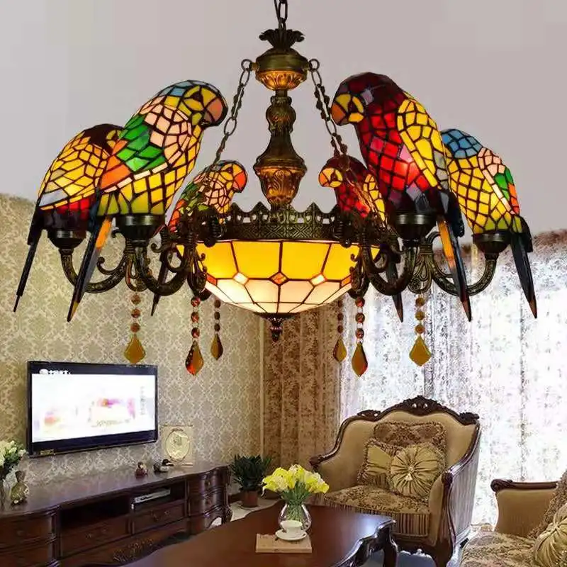 Lâmpada de teto Tiffany com vitral de libélula e papagaio.