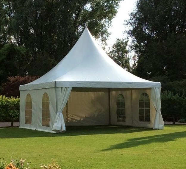 Chaise d'extérieur avec auvent, événement en plein air, camping de luxe, tente de fête, dôme de mariage, tente sur le toit.