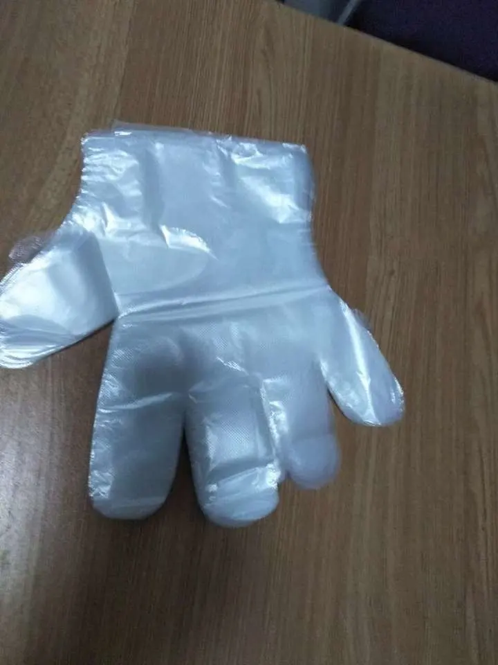 Guantes desechables al por mayor PE transparente película desechable Guantes de plástico