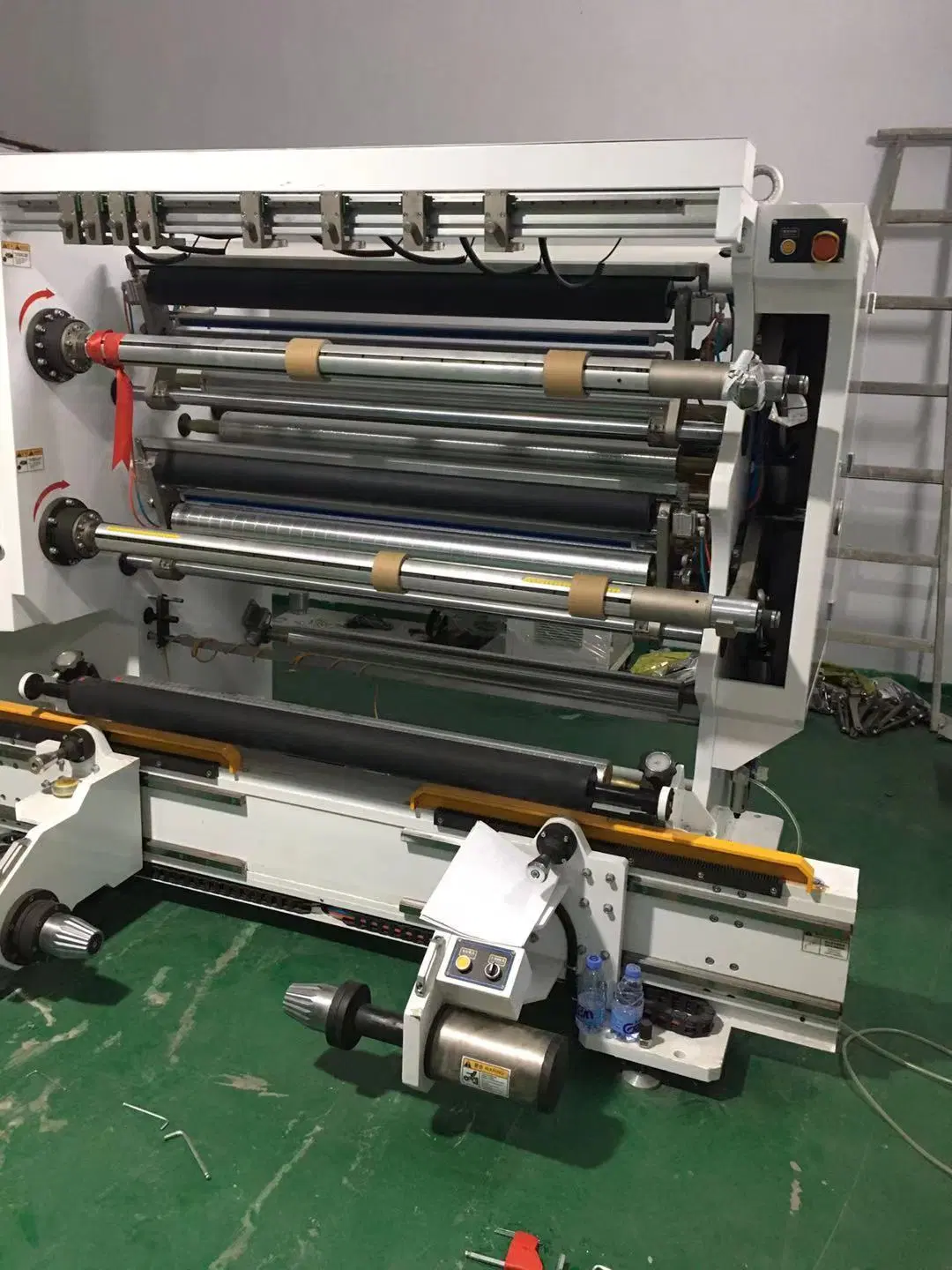 1300 Automatische BOPP-Folie Laminierfolie selbstklebende Papierrolle zu Roll-Schneidemaschine mit Revolver abwickeln